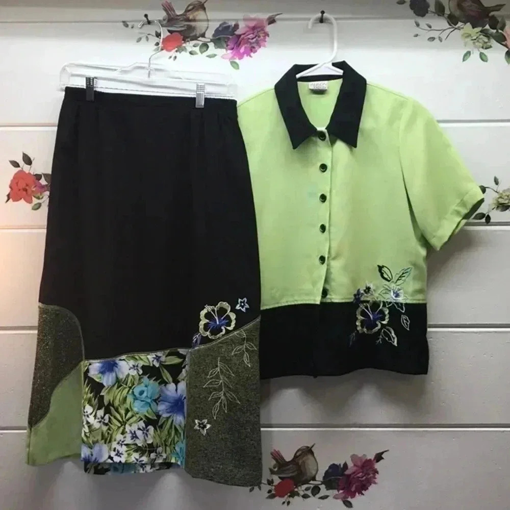 Women’s 2 piece skirt set pit to pit 20 inches